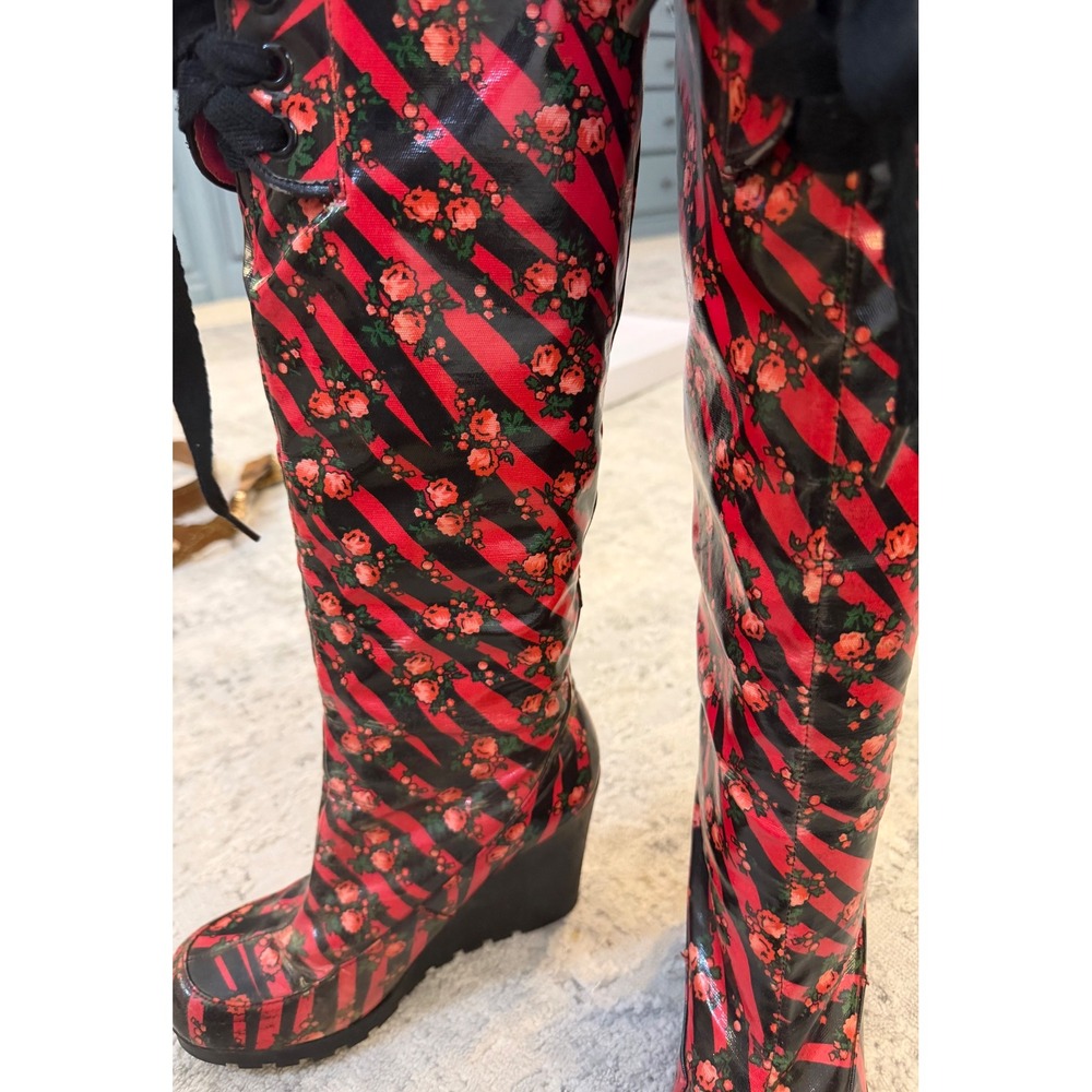 Betsey Johnson floral Striped Wedge Knee High Rain Boot Red Black Rose Print 5.5